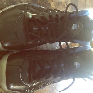 These dark blue foam Jordan’s. Size 7y in girls